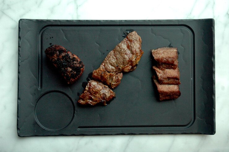 Foto vista de alto ângulo do bife na mesa