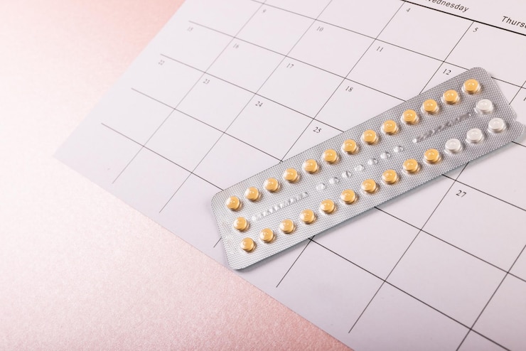Foto vista de alto ângulo do blister de medicamento com calendário de medicamentos na mesa, espaço de cópia. calendário, lembrete, data, pílula, medicamento, blister, médico, doença, tratamento e conceito de saúde.