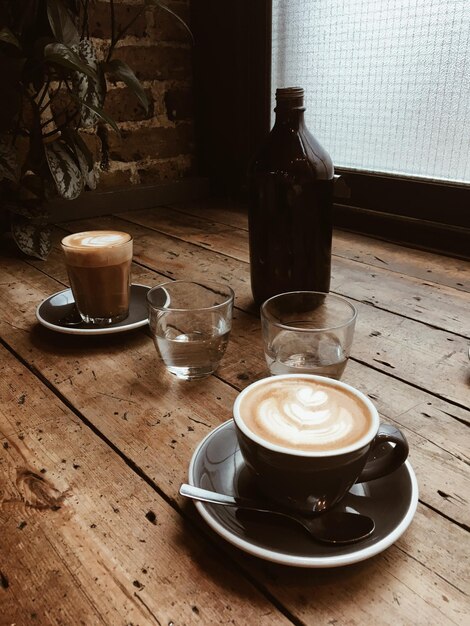 Foto vista de alto ângulo do café na mesa