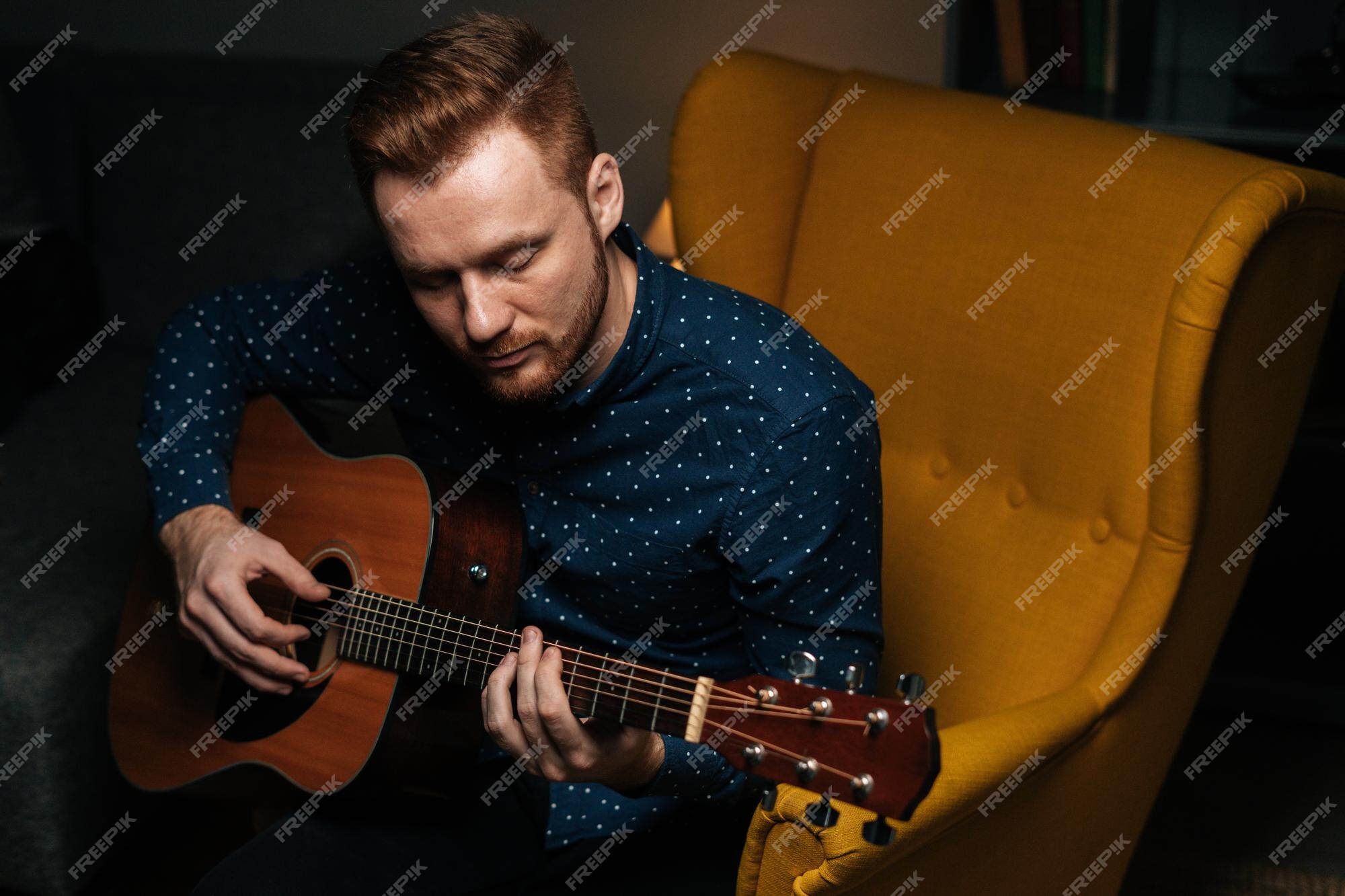 Foto de Jovem Bonito Macho Artista Tocando Música Clássica Ao Piano  Vertical e mais fotos de stock de Brincar - iStock