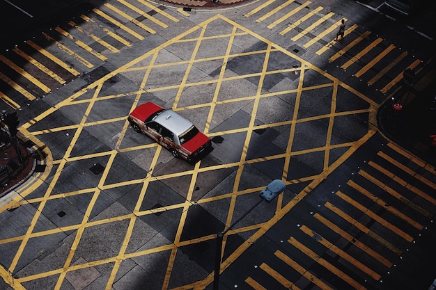 Vista de alto ângulo do carro na rua