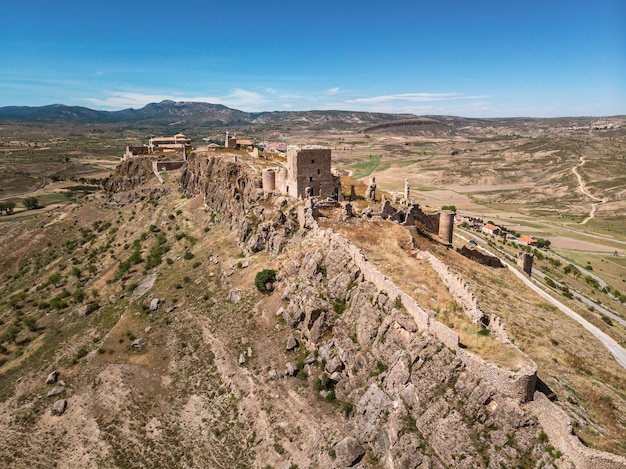 Vista de alto ângulo do castelo medieval no topo de uma colina Castillo de Moya CastillaLa Mancha Espanha