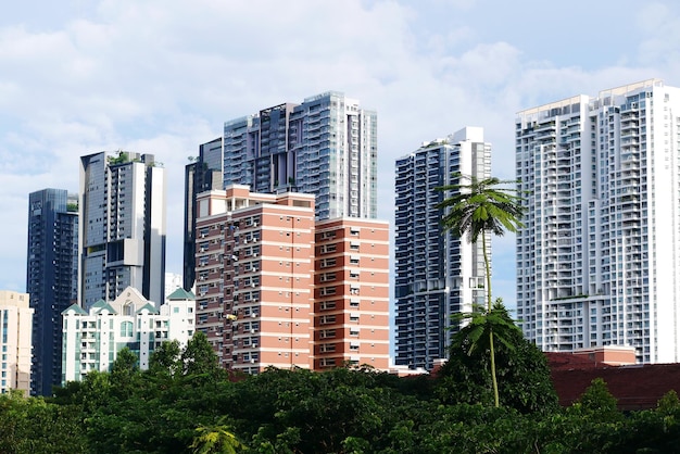 Vista de alto ângulo do dia ensolarado de edifícios da cidade de singapura