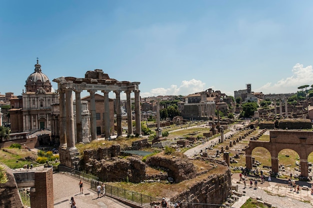 Vista de alto ângulo do fórum romano contra o céu azul