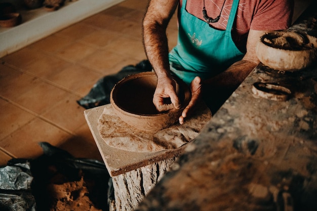 Foto vista de alto ângulo do homem a trabalhar