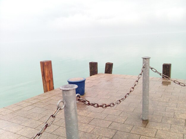 Foto vista de alto ângulo do lago contra o céu