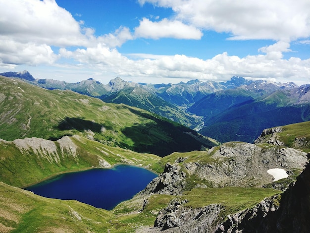 Vista de alto ângulo do lago em meio às montanhas contra o céu