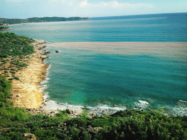 Foto vista de alto ângulo do mar azul calmo