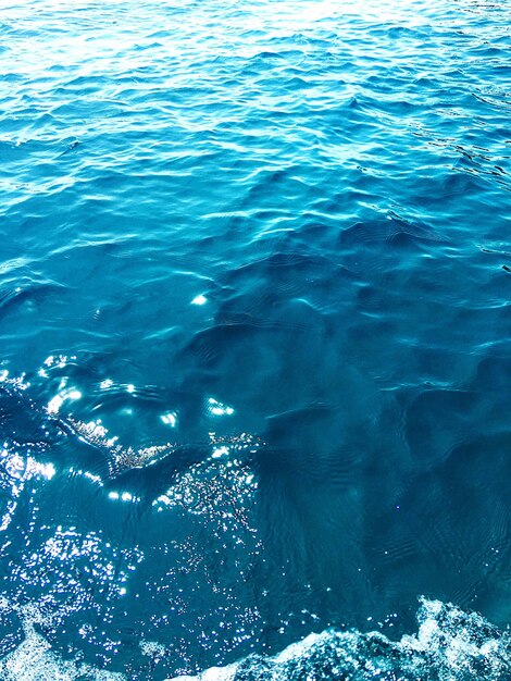 Foto vista de alto ângulo do mar azul