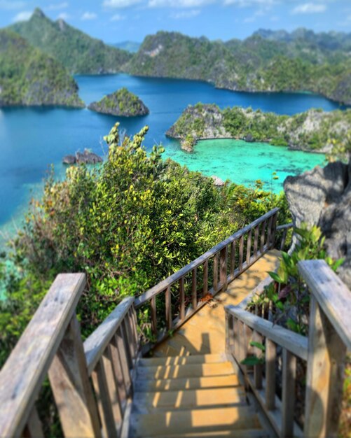 Foto vista de alto ângulo do mar contra a lagoa do céu no arquipélago de raja ampat