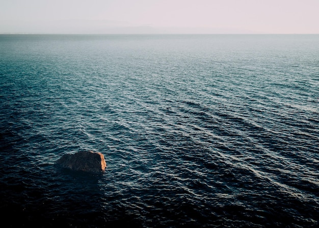 Foto vista de alto ângulo do mar contra o céu claro