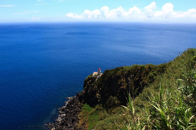 Foto vista de alto ângulo do mar contra o céu