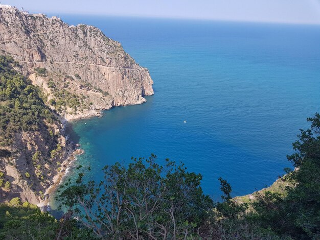 Foto vista de alto ângulo do mar contra o céu