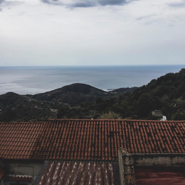 Foto vista de alto ângulo do mar contra o céu