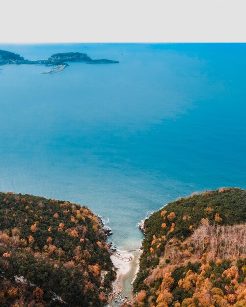 Foto vista de alto ângulo do mar contra o céu