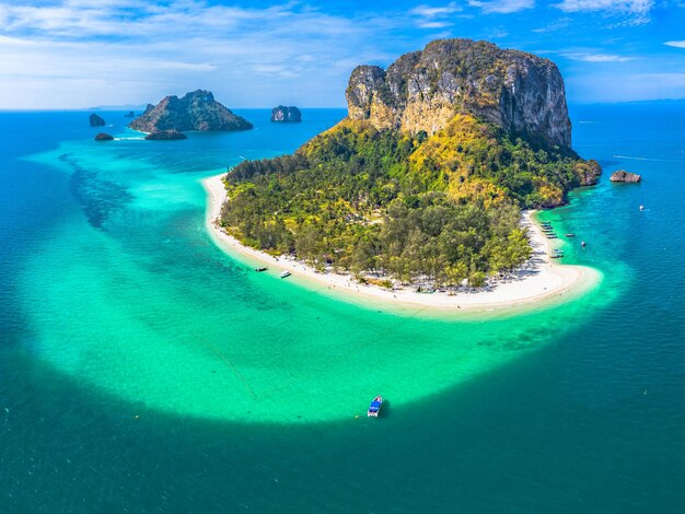 Foto vista de alto ângulo do mar e da baía contra o céu