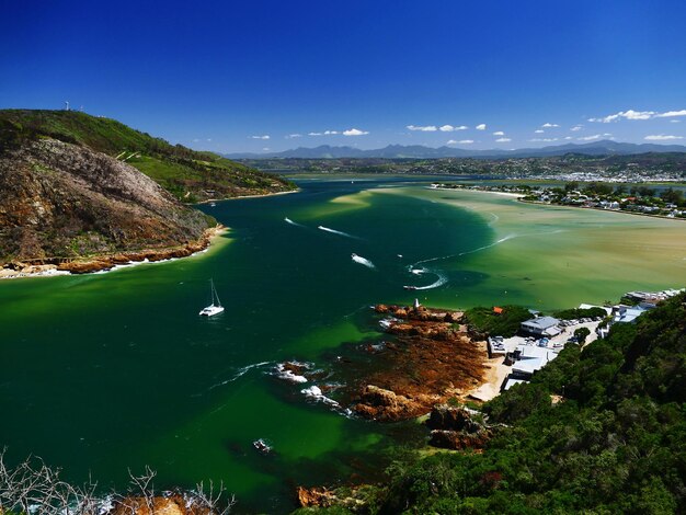 Foto vista de alto ângulo do mar e das montanhas contra o céu