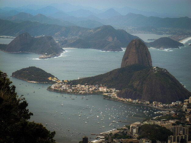 Vista de alto ângulo do mar e das montanhas contra o céu