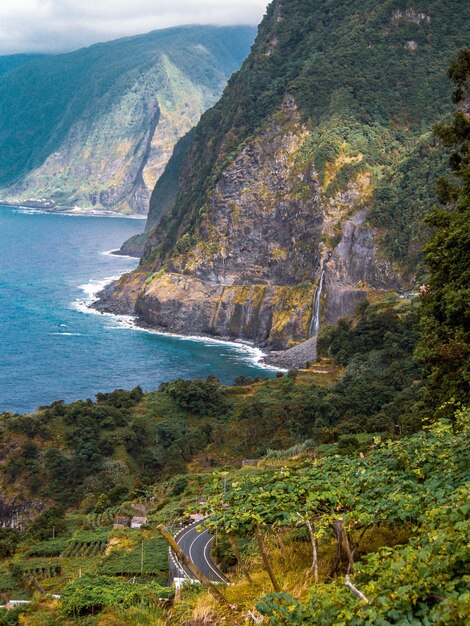 Foto vista de alto ângulo do mar e das montanhas