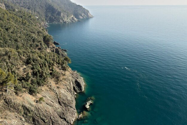 Foto vista de alto ângulo do mar e das rochas