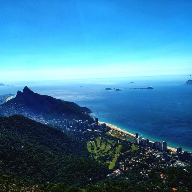 Foto vista de alto ângulo do mar e dos edifícios contra o céu