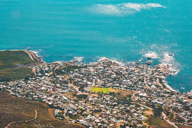 Foto vista de alto ângulo do mar e dos edifícios da cidade