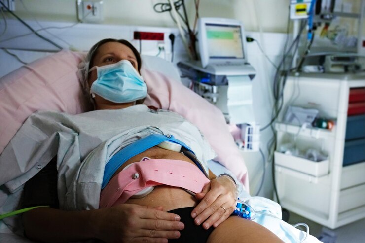Foto vista de alto ângulo do médico examinando o paciente na clínica