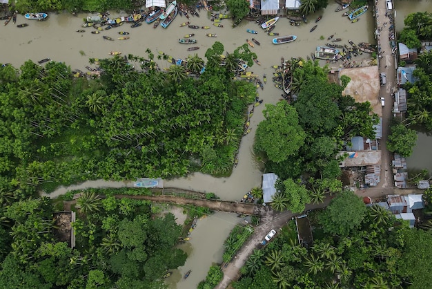 Foto vista de alto ângulo do mercado flutuante de goiaba em bangladesh