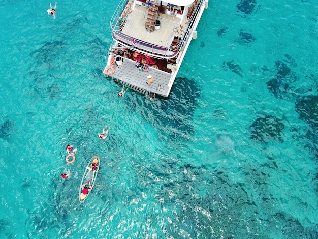 Vista de alto ângulo do navio no mar