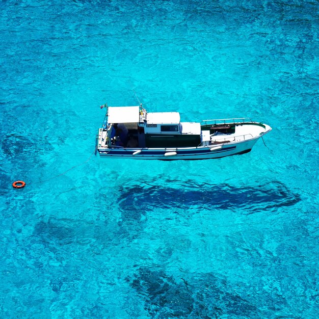 Foto vista de alto ângulo do navio no mar