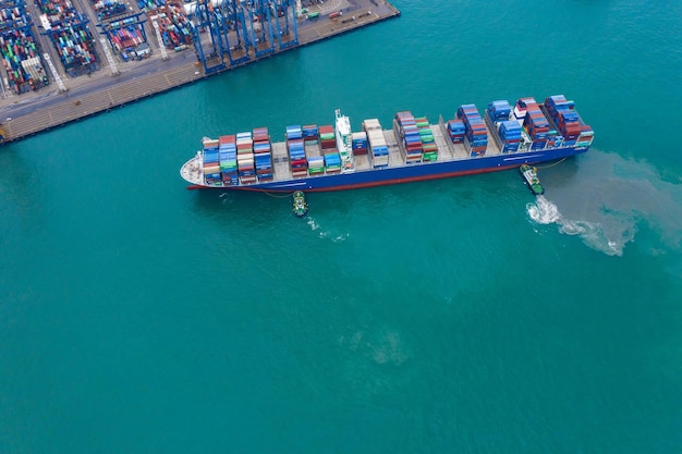 Foto vista de alto ângulo do navio no mar