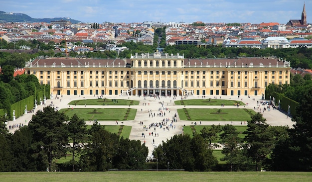 Vista de alto ângulo do palácio de schonbrunn na cidade
