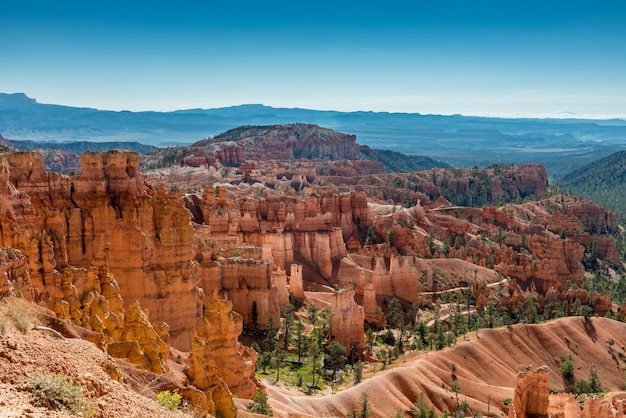 Vista de alto ângulo do Parque Nacional Bryce Canyon contra o céu