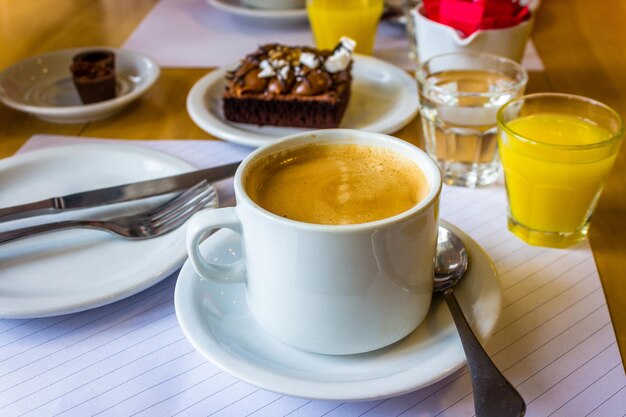 Foto vista de alto ângulo do pequeno-almoço e café na mesa