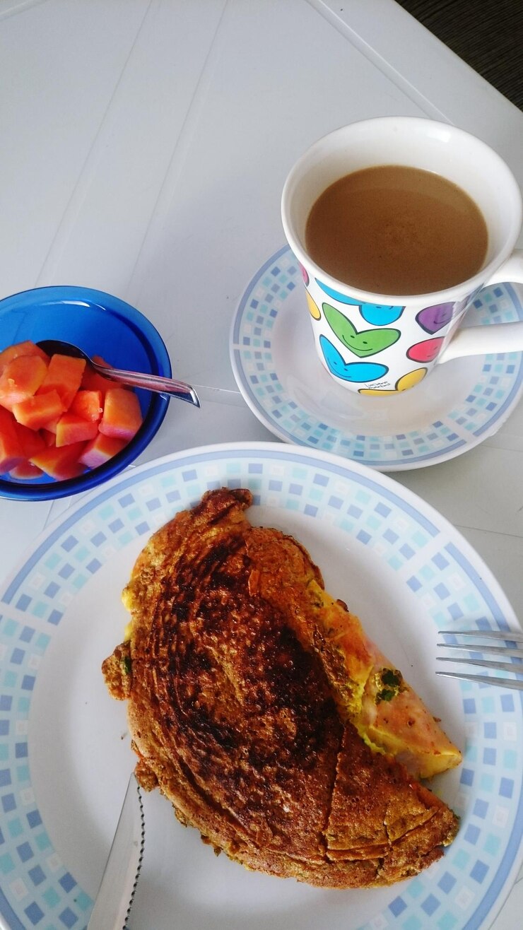 Foto vista de alto ângulo do pequeno-almoço na mesa