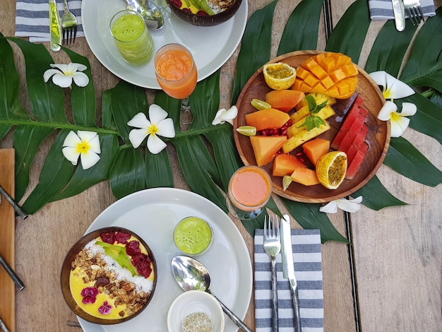 Foto vista de alto ângulo do pequeno-almoço na mesa