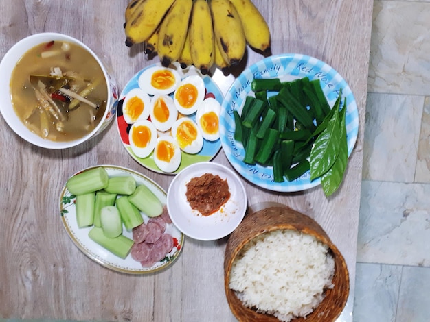 Foto vista de alto ângulo do pequeno-almoço servido na mesa