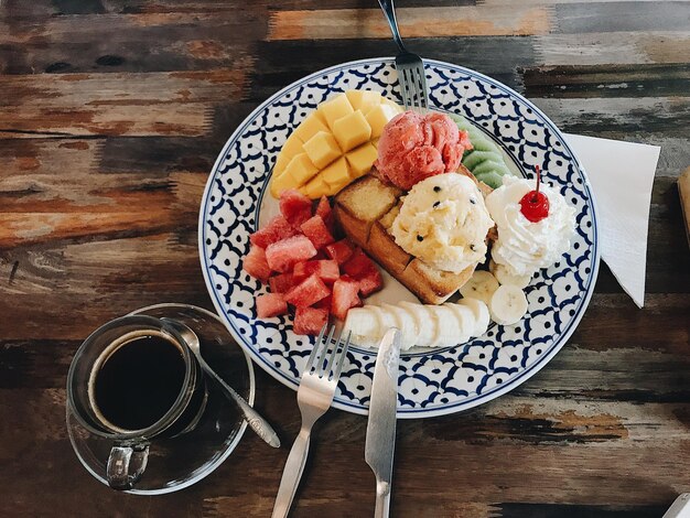 Foto vista de alto ângulo do pequeno-almoço servido na mesa