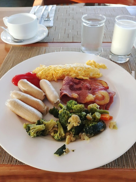 Foto vista de alto ângulo do pequeno-almoço servido na mesa