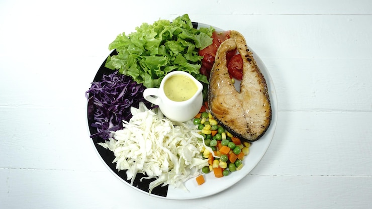 Foto vista de alto ângulo do pequeno-almoço servido na mesa