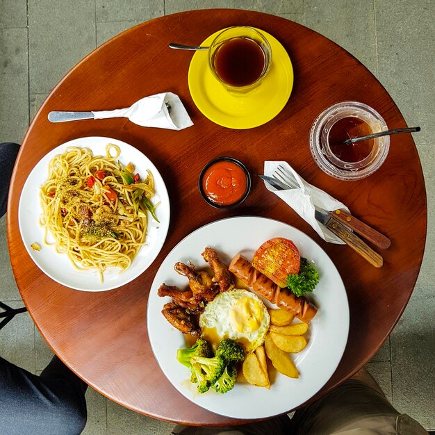 Foto vista de alto ângulo do pequeno-almoço servido na mesa