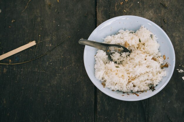 Foto vista de alto ângulo do pequeno-almoço servido na mesa