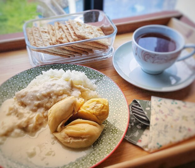 Foto vista de alto ângulo do pequeno-almoço servido na mesa