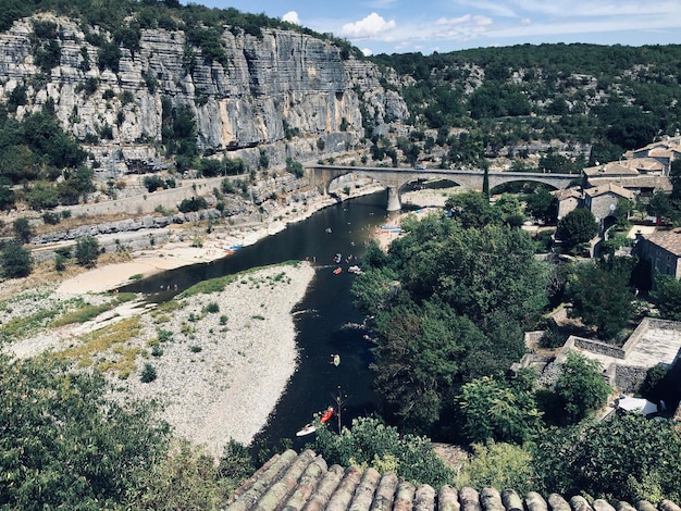 Foto vista de alto ângulo do rio em meio a árvores balazuc ardeche frança