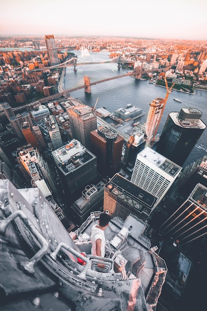 Foto vista de alto ângulo do rio em meio a edifícios na cidade