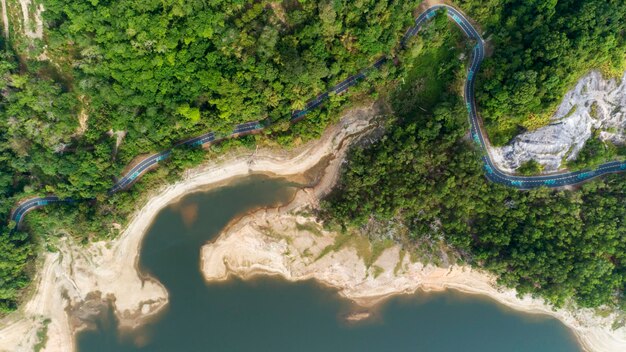 Foto vista de alto ângulo do rio em meio às árvores