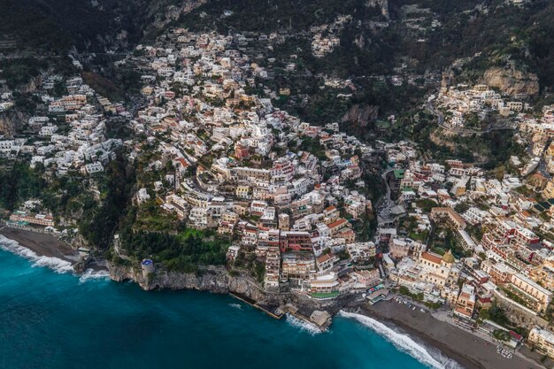 Foto vista de alto ângulo do rio em meio às árvores