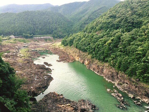 Foto vista de alto ângulo do rio em meio às montanhas contra o céu