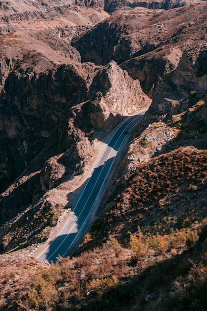 Foto vista de alto ângulo do rio fluindo através da terra