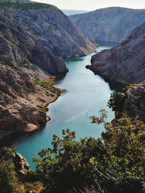 Foto vista de alto ângulo do rio fluindo através das rochas